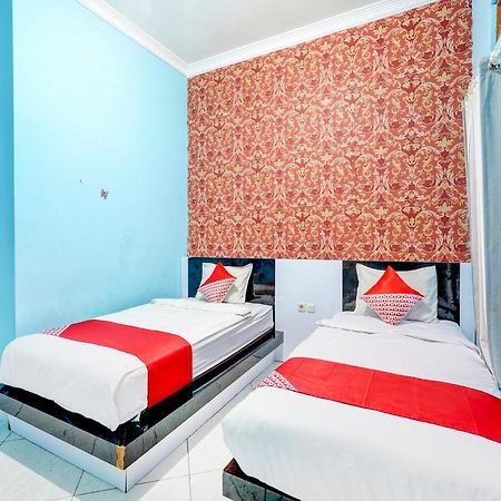 Oyo 3710 Izzi Hotel Lamongan Buitenkant foto